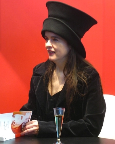 reference: https://en.wikipedia.org/wiki/Am%C3%A9lie_Nothomb#/media/File:Am%C3%A9lie_Nothomb_14_mars_2009.jpg