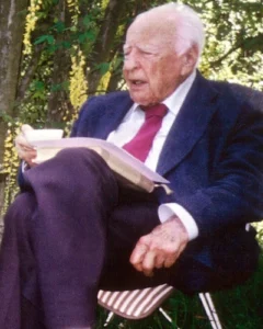 reference: https://en.wikipedia.org/wiki/Hans-Georg_Gadamer#/media/File:Hans-Georg_Gadamer.jpg