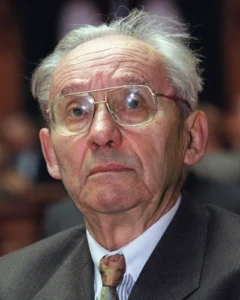 reference: https://en.wikipedia.org/wiki/Paul_Ric%C5%93ur#/media/File:Paul_Ricoeur_Balzan.png